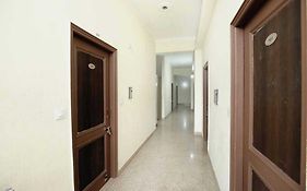 Oyo 91941 Hotel Golden Crown